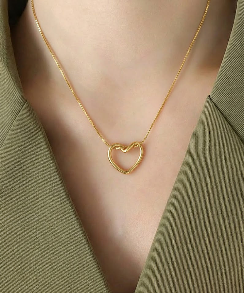 The Amora Knot